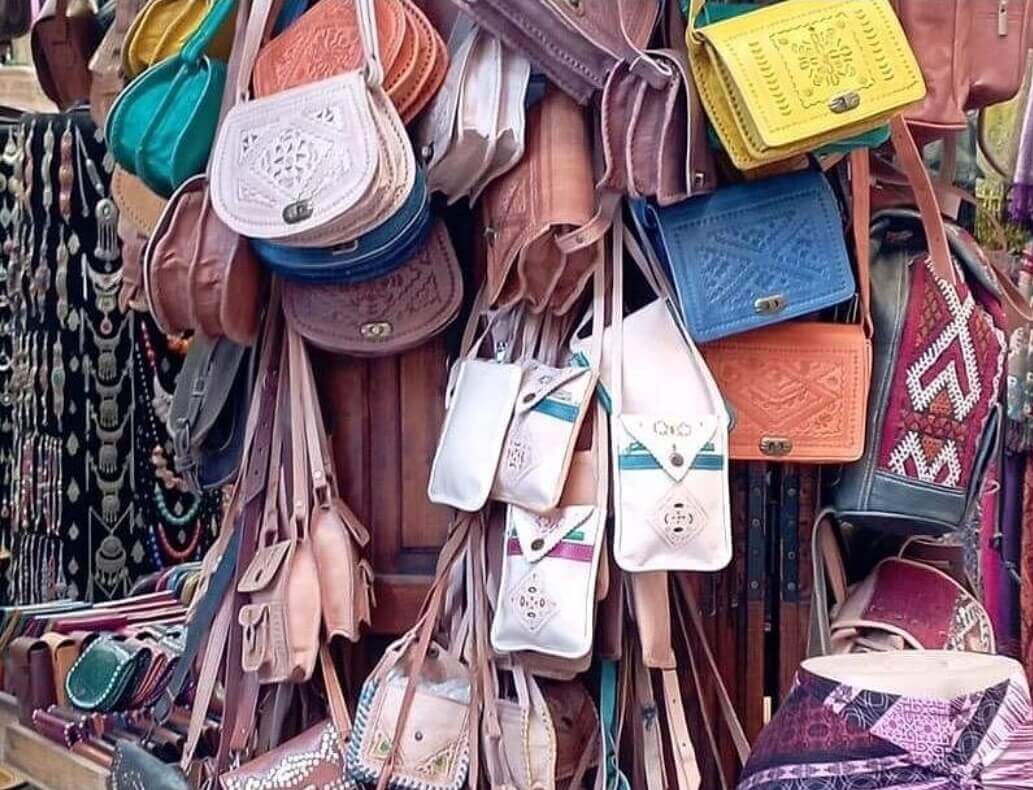 Étalages colorés du Souk El Had